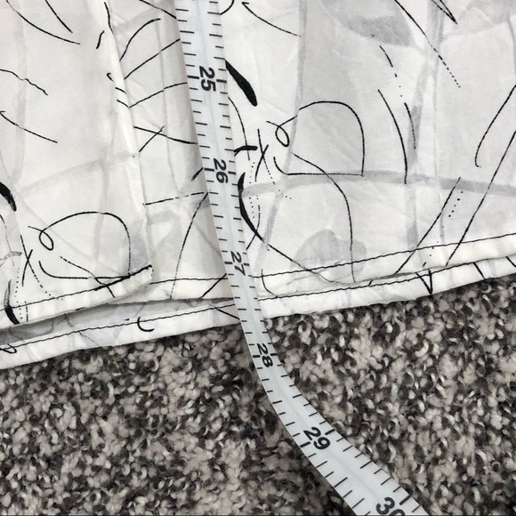 DRESSBARN WOMAN - CRISP WHITE WITH ABSTRACT FLOWERS AND IN GOOD CONDITION - B6 - Picture 9 of 10